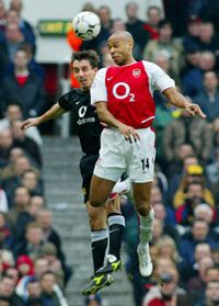 Thierry Henry (jobbra) ha fejjel nem is, de lábbal bevette a Manchester kapuját