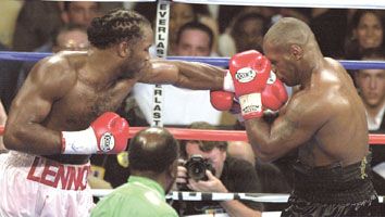 Magyar idô szerint vasárnap hajnalban Lennox Lewis (balról) Mike Tyson ellen bebizonyította, hogy ô a nehézsúly uralkodója