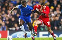 Angol-német párharc... A francia Marcel Desailly itt éppen a magyar Szabics Imrével fut versenyt a labdabirtoklásért (fotó: AFP)