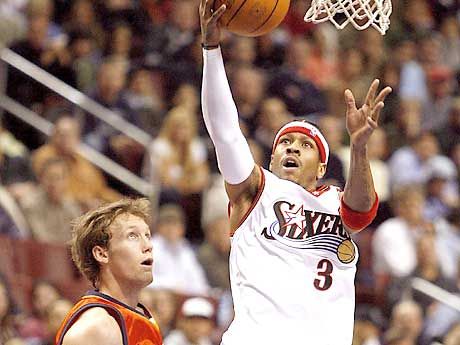 Allen Iverson (jobbra) 38 pontot varázsolt a Golden State gy&#251;r&#251;jébe