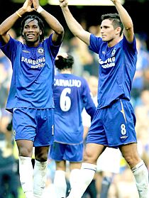 Didier Drogba (balra) és Frank Lampard nem véletlenül örül, két-két gólt szereztek, és a Chelsea is nyert