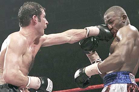 Joe Calzaghe (balra) karrierje 19. világbajnoki címmérkôzését is gyôzelemmel zárta ? ezúttal Jeff Lacy ellenében ?, és pályafutása során elôször birtokolhat két nagyközépsúlyú világbajnoki övet