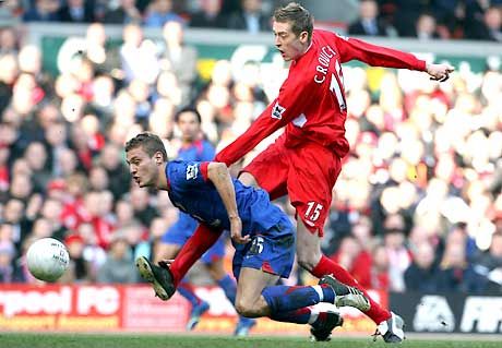 Peter Crouch (jobbra) szerezte a Liverpool továbbjutást érô gólját