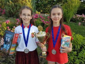 Gaál Zsóka és Márkus Molli Amina párosa ezüstérmet szerzett az utánpótlás sakkcsapat Európa-bajnokság U12-es mezőnyében Fotó: Gaál család