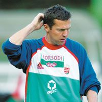 Ha valóban kecsegtetô ajánlattal bombázza a török elnökjelölt Lothar Matthäust, akkor nem csoda, hogy a német világsztár elgondolkodva vakarja a fejét: menjen vagy inkább maradjon&#8230; (Fotó: M. Németh Péter)