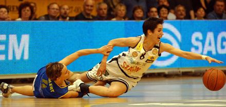 A PVSK-t és Iványit visszarántani sem lehet! Másodszor csaptak össze Pécsett a döntô résztvevôi, s újra fölényes hazai diadalt hozott a meccs. Pedig – mint arról képünk árulkodik – Englert (balra) és a többi szolnoki mindent bevetett… (F