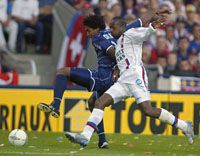 Sidney Govou (jobbra) szerezte az aranyérmet hivatalosan vasárnap begyûjtô Lyon elsô gólját a Lille elleni bajnokavatón