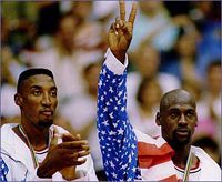 Michael Jordan (jobbra) és Scottie Pippen már kétszer is megízlelte az olimpiai bajnokság ízét. Az utódoknak nehezebb dolga lesz, ha "aranyba akarnak harapni"