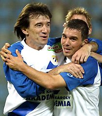 Jól megférnek egymás mellett: a rutinos Illés Béla (balra) és az ifjú Kanta József boldogan ünnepelte a gólt