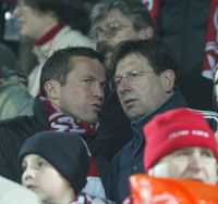 A Loki-stadion lelátójáról Lothar Matthäus (balra) sem hiányozhatott, a kapitány Bozóky Imrének kommentálta a látottakat (Fotó: Czagány Balázs)