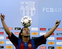 Ronaldinho az elmúlt években a párizsi közönséget szórakoztatta varázslataival, a jövôben a barcelonait szeretné elbűvölni