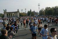 A 19. Plus Budapest nemzetközi maratonin és futófesztiválon 14 ezren álltak rajthoz a különbözô távokon, vagyis ez a rendezvény méltán viseli a Magyarország legnagyobb szabadidôs sporteseménye címet (Fotó: Farkas József)