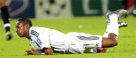 Robinho a földön, padlón a Real Madrid (fotó: Reuters)