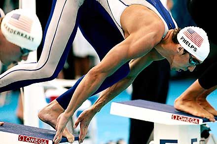 Michael Phelps megnyerte a selejtezőfutamát 200 gyorson, és a második idővel került az elődöntőbe (fotó: Reuters)