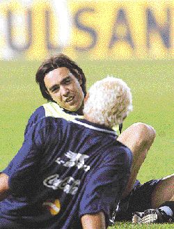 Recoba (szemben) és Dário Silva diskurzusa