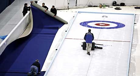 A munkások az utolsó simításokat végzik a curlingversenyek színhelyén