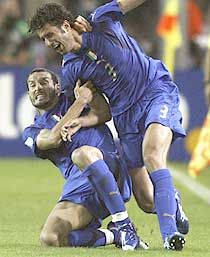 A gólját ünneplô Fabio Grossót nehezen tudta elkapni Zambrotta