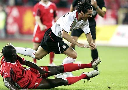 Luis Garciát (fehérben), a Liverpool spanyol légiósát Ibrahima Gueye (CSZKA Szófia) csak szabálytalanul tudja szerelni (fotó: Reuters)