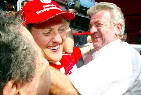 Willi Weber menedzsernek (jobbra) nem okoz gondot, hogy Michael Schumacher búcsúra készül, a hétszeres világbajnok így is jó reklámhordozó