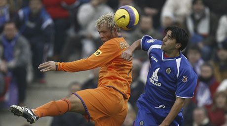 A Barcelona izlandi csatára, Eidur Gudjohnsen hiába küzdött a labdáért a Getafe védôjével, Cosmin Contrával (jobbra)