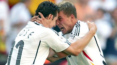 Ugye, mi jó barátok vagyunk? Hát persze hogy azok! Miroslav Klose (balra) és Lukas Podolski gyermeki örömmel ünnepel, ha valamelyikük gólt szerez