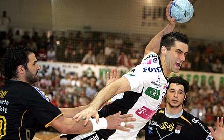 Kiril Lazarov (a labdával) nyolc gólja is kevésnek bizonyult &#8211; a spanyol Ciudad Real Veszprémben is nyerni tudott (Fotó: M. Németh Péter)