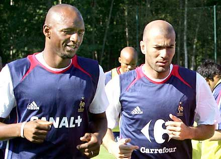 Vieira (balra) és Zidane lehet a francia középpályássor két kulcsembere