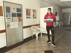 Beke Péter védőeszközöket adományozot a tárnoki egészségháznak