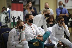 Partali Csaba keretedző hamar összhangot teremtett a lányokkal (balról: Jakobi Júlia, Wimmer Dorina, Gachályi Gréta) Forrás: hunfencing.hu