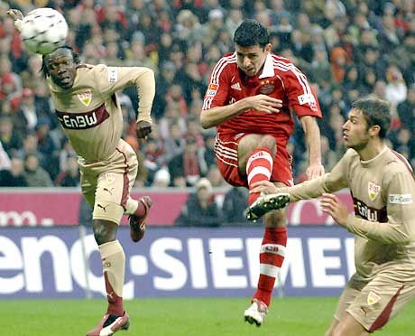 Roy Makaay (középen) a Bayern München holland csatára befejeli csapata egyenlítô gólját