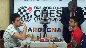 Kozák Ádám (balra) és az indiai Leon Luke Mendonca emlékezetes partit játszott az utolsó fordulóban Forrás: FIDE