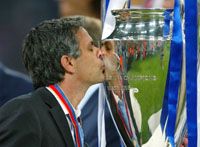 José Mourinho a tavasszal még a Porto edzôjeként csókolta meg a trófeát, 2005-ben viszont már a Chelsea trénereként tenné meg ugyanezt