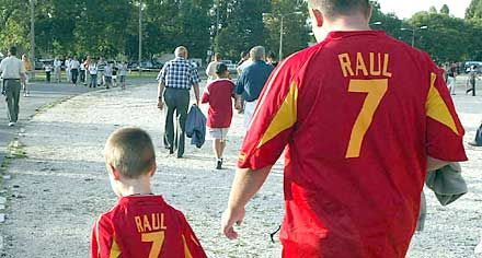 Irány a Puskás-stadion, avagy a kis &#8222;Raúl&#8221; és a nagy &#8222;Raúl&#8221; két órával a kezdés elôtt elindult a lelátó