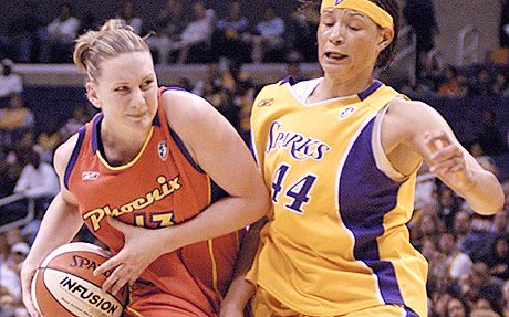 Az ausztrál Penny Taylor (balra) a nyáron még a WNBA-ben a Los Angeles Sparks játékosával, Tamika Whitmore-ral csatázott a palánk alatt