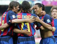 Ronaldinhónak (jobbra) köszönhetôen Luis Enrique gyôzelemmel búcsúzott el a barcelonai Camp Nou közönségétôl
