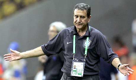 Carlos Alberto Parreira tanácstalan: igazából még ô sem tudja, mi történt agyonsztárolt csapatával