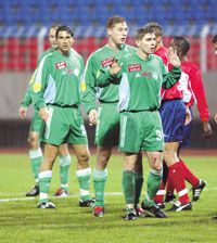 A Ferencváros válogatott labdarúgói közül Gera Zoltán (elöl) nem feltett kézzel futott ki a gyepre, Gyepes Gábor becsülettel küzdött, Dragóner Attila pedig elszánt volt (Fotó: Németh Ferenc)