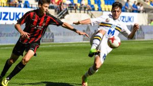 Amennyiben a 17 éves Tamás Nándor (fehérben) valóban pályára lép a román felnőttválogatottban, akkor a magyar nemzeti csapatban már soha nem játszhat Forrás: FK Csíkszereda