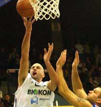 Sztojan Ivkovics (a labdával) és Góbi Henrik (kék mezben) 51 pontot szorgoskodott össze a rangadón (Fotó: Laufer László)