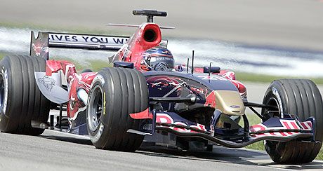 A Toro Rosso saját mérnökei tervezik a csapat jövô évi versenygépét