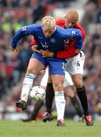 Eidur Gudjohnsen (elöl) a machesteri Wes Brown mellett egyszer talált a hálóba, de a játékvezetô nem adta meg a gólt