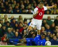 Az elsô Arsenal-gól két fôszereplôje: Dennis Bergkamp és Marcel Desailly (a földön) (Fotó: Reuters/Stephen Hird)