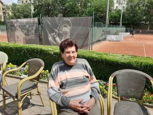 Dr. Kotsis Attiláné a Park Teniszklub teraszán. Három évvel ezelőtt, 89 évesen akasztotta csak végleg szegre a teniszütőjét.