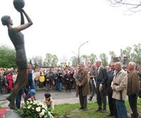 Leleplezték A kosárlabdázónô cím&#251; szobrot, amelyet a tragikus balesetben elhunyt válogatott pécsi irányító, Horváth Judit emlékére állítottak (Fotó: Meggyesi Bálint)