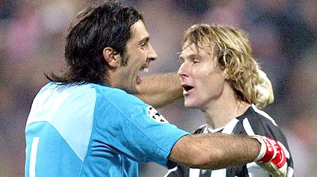 Gianluigi Buffon (balra) és Pavel Nedved a nagy bajban sem hagyja el a Juventust