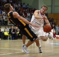 Mészáros Lajos, a kosarasok szakmai alelnöke reméli, hogy a sporttárca korábbi elsô embere miniszterelnökként is szívén viseli a sport sorsát (Fotó: Meggyesi Bálint)