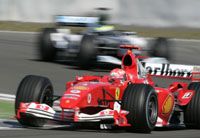 Michael Schumacher újra magához ragadta a Formula&#8211;1 hatalmát. Baumgartner Zsolt ezúttal is a háttérben maradt, vasárnap a 17. helyrôl rajtol