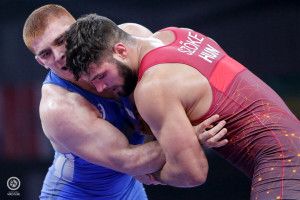 Szőke Alex (pirosban) az orosz világbajnok, Jevlojev ellen Forrás: UWW