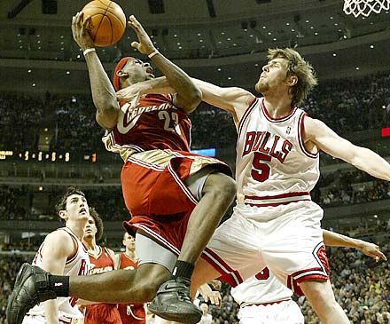Hiába harcolta ki a dudaszó pillanatában LeBron James (labdával) a hosszabbítást Chicagóban, végül a Bulls győzött a Cleveland ellen (fotó: Reuters/Frank Polich)