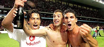 A Benfica játékosai 11 év után pezsgôzhettek ismét bajnoki cím alkalmából